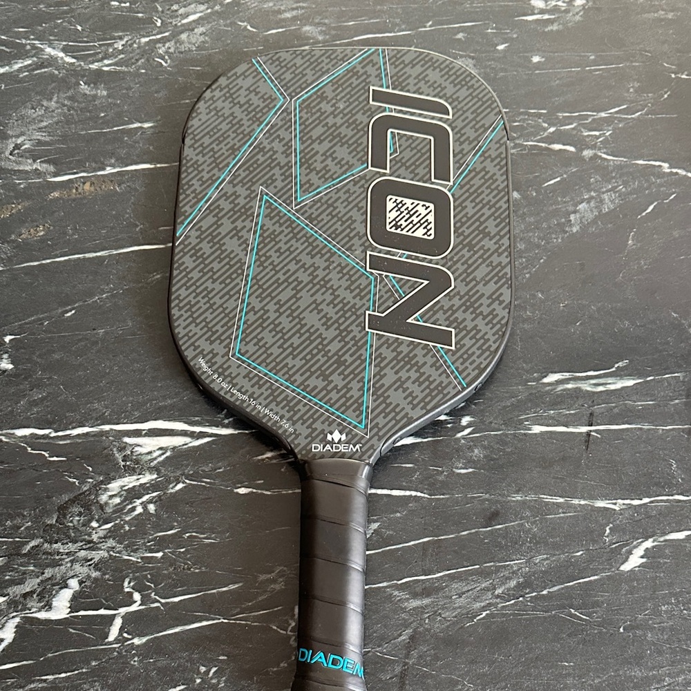 Diadem Icon  Pickleball Paddle - Black and Blue